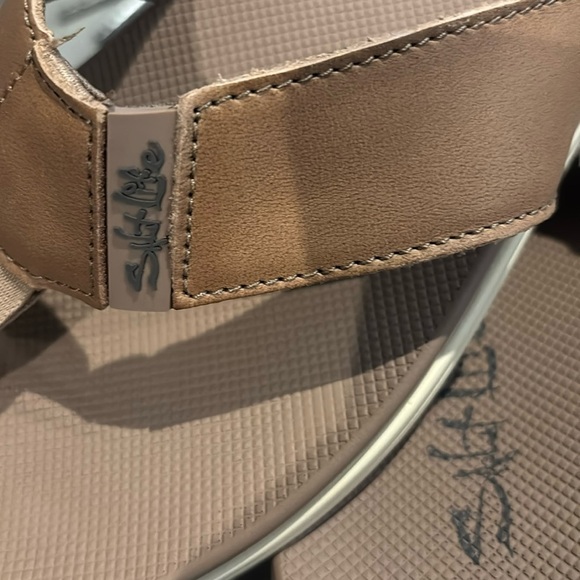 Salt Life Leather Upper,Rubber Outsole, textured insole,thong flip flops/sandals - Picture 7 of 11